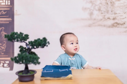 招远宝宝眼睛突然肿了